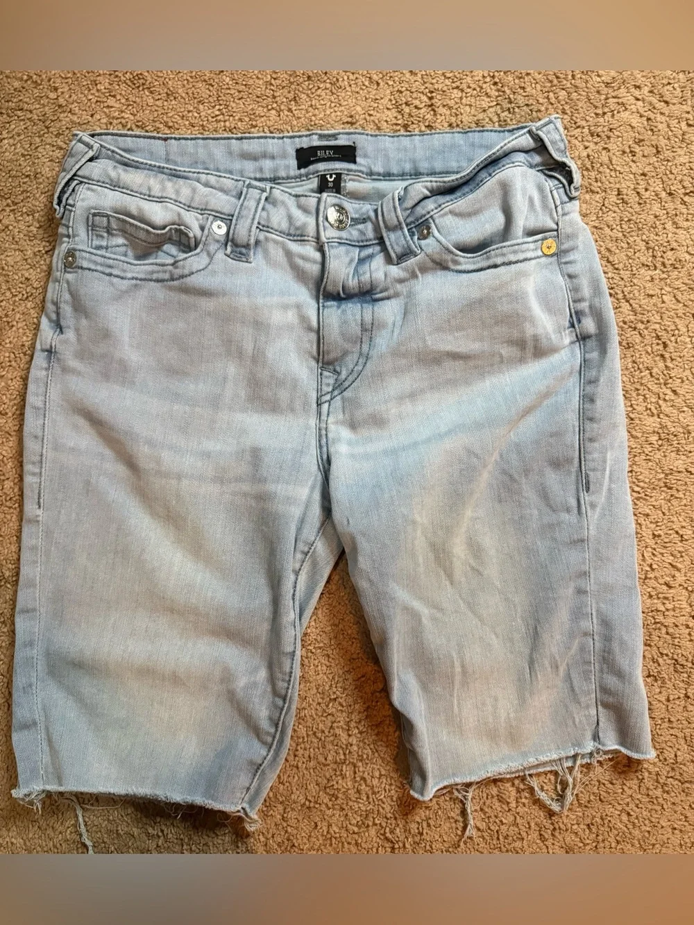 Men’s True Religion Riley knee-length light wash denim shorts Size 30